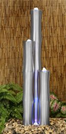 Fontana in acciaio inox opaco media a forma tubolare di bambù 120cm a tre livelli  con luci a LED sui tubi e alla base